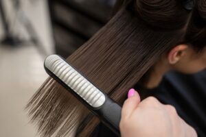 Stiratura permanente alla cheratina: vantaggi, rischi e risultati reali sui capelli