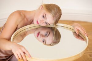 Guardarsi allo specchio con serenità: come costruire un rapporto più sano con la propria immagine