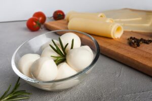 La mozzarella fa ingrassare? Cosa sapere davvero prima di rinunciarci