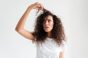 Capelli porosi: come riconoscerli e quale routine scegliere per renderli morbidi