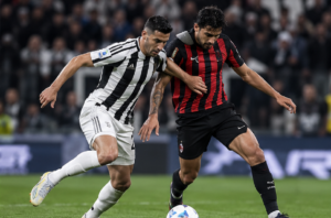 Scontro tra due giocatori Juve e Milan