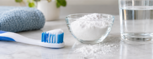 Bicarbonato, spazzolino e acqua per l’igiene orale e le gengive